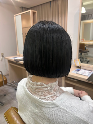 艶感ブラックのコンパクトボブ