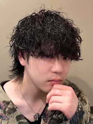 ラフな動きが魅力の「ウルフ×スパイラルパーマ」