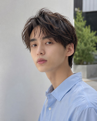 毛流れハンサムショートセンターパートメンズ黒髪爽やか