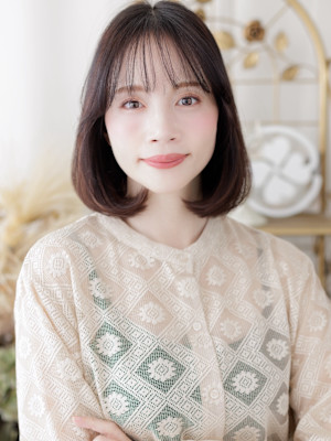 シースルー前髪ダークアッシュ内巻き丸みボブ　ゆるふわボブ