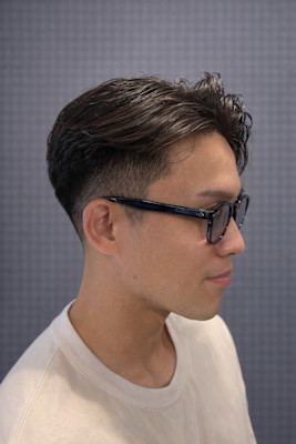 ミディアムパート×ナチュラルテーパーで作る大人の流し髪