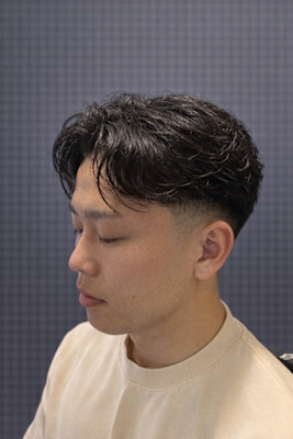 センターパート×ニュアンスパーマで作る、都会的メンズスタイル