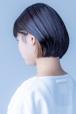素髪のようなシンプルボブにそっと色めくコントラストカラー