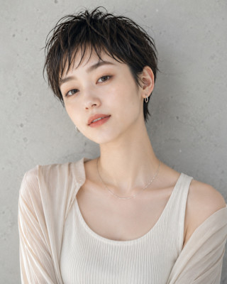 襟足すっきり・透明感グレージュ・小顔ハンサムショート