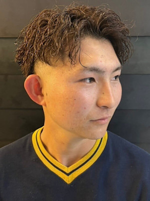 ツイストスパイラルパーマ フェード 刈り上げセンターパート