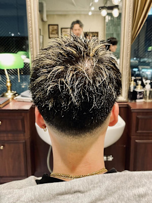 【20代 男性】スキンフェード金メッシュ