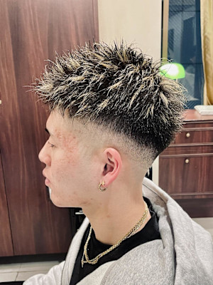 【20代 男性】スキンフェード金メッシュ