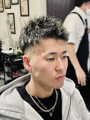 【20代 男性】スキンフェード金メッシュ