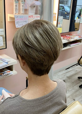 白髪ぼかしハイトーンベージュ×丸みショート