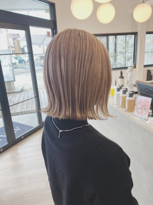 30代40代ボブ×ミルクティーベージュ×ハイライト外はねボブ