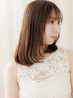 ミルクティーカラー顔周りカットミディアムレイヤー20代30代