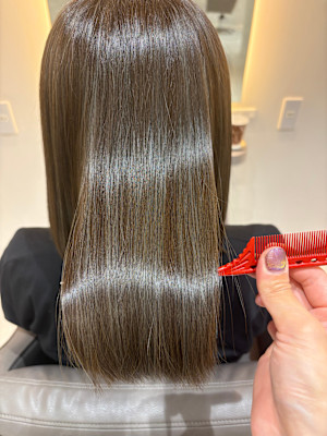 髪質改善ヘアカラーで自然なツヤ感