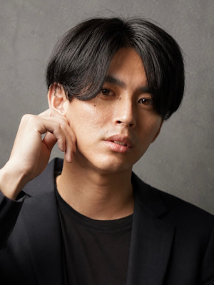 センターパート×ニュアンスパーマ×サイドパート×men's髪