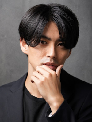 センターパート×ニュアンスパーマ×サイドパート×men's髪
