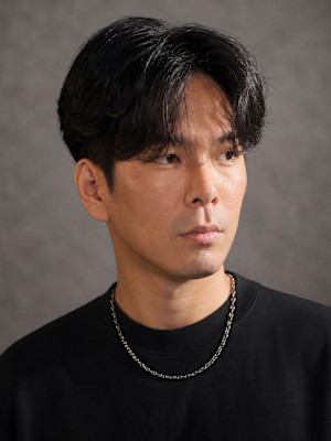 ニュアンスパーマ×センターパート×大人men's髪型