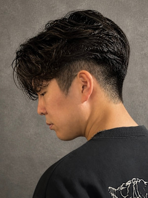ニュアンスパーマ×センターパート×大人men's髪型