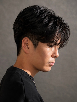 ニュアンスパーマ×センターパート×大人men's髪型