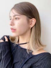 今季流行りの切りっぱなしボブ×インナーカラー、