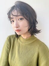 レイヤーで動きのあるミディアムヘア！