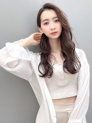 狙いすましたウェーブでおしゃれ髪へとアップデート