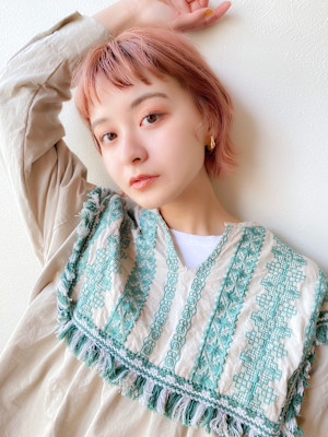 20代☆ハイトーンピンクベージュでオン眉ショート