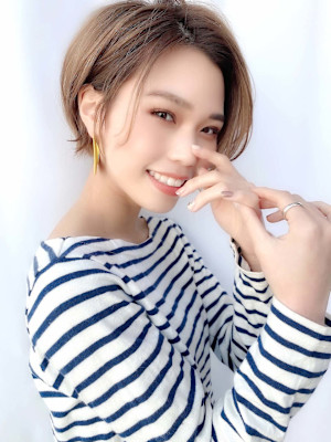 大人可愛い20代30代40代　前下がりひし形小顔丸みショート