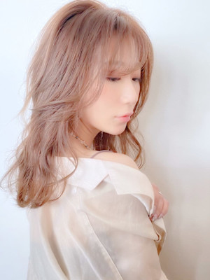 透明感あるペールピンク×小顔効果のレイヤーカット
