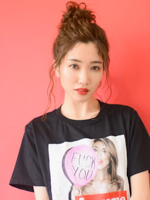 ふんわり透明感あふれる大人お団子スタイル