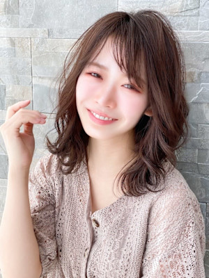 透明感あふれるふんわり外ハネシースルーバング