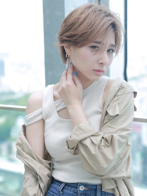 大人クールニュアンスカールショート