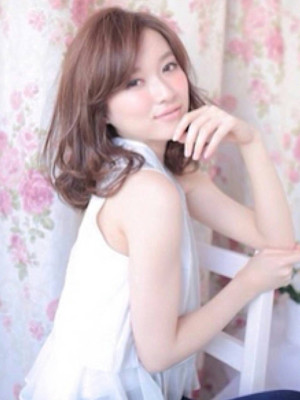 大人可愛いふんわりミディ
