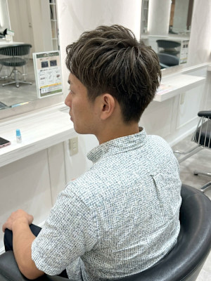 アッシュベージュ×束感アップバングショート