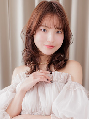 ピンクベージュハッシュカットゆるふわウルフパーマ20代30代
