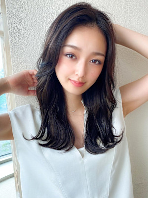 軽さと動きを出した大人かわいいくびれレイヤー30代40代