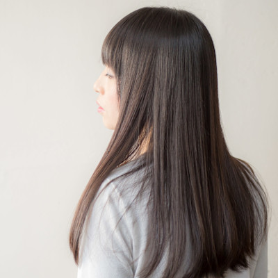 潔いストレートロングだから叶うモードな大人髪