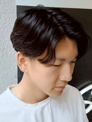 毛流れで魅せる 大人の韓国風センターパート
