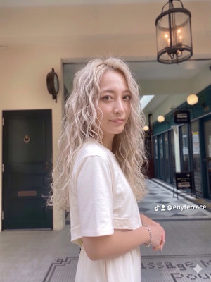 ホワイトシルバーで圧倒的な存在感。