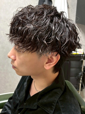 波巻きパーマ ツーブロックマッシュ 黒髪 束感パーマ 20代