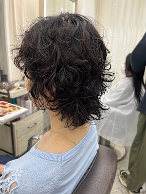 大人女性の女性のミディアムパーマヘア