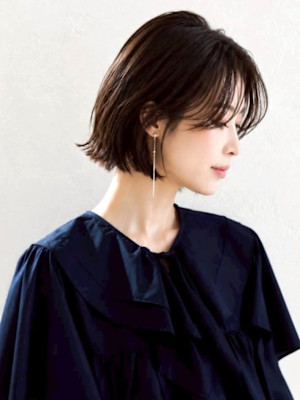 ショートボブ 20代 レイヤーカット 前髪カット 顔周り