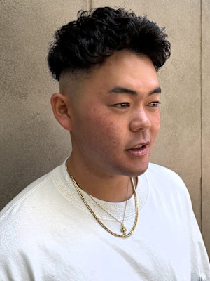 スキンフェード アップバング スパイラルパーマ 黒髪 短髪