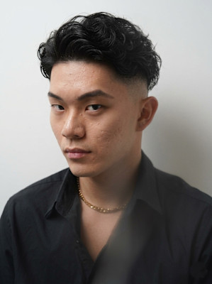 【パーマ×スキンフェード】男の色気を引き出す無造作ヘア