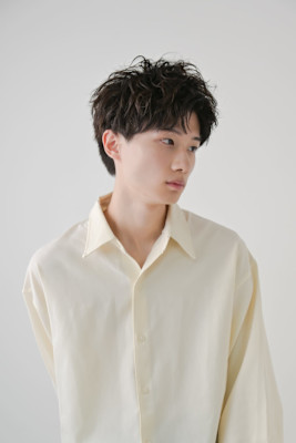 爽やかさ抜群のメンズアップバングショート