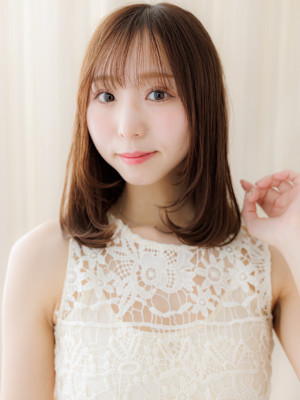 ミルクティーベージュ前下がりミディアムレイヤー20代30代