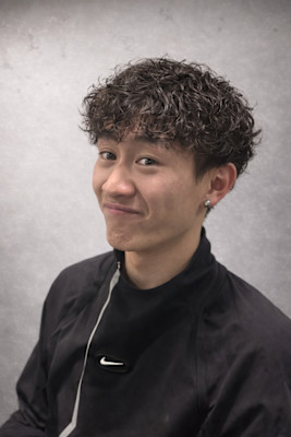 強めのパーマ×ツーブロックで個性的なショートヘア