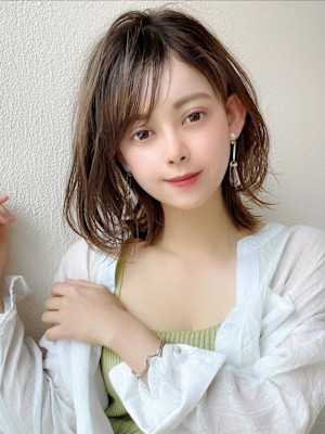 軽さと動きを出した大人かわいいくびれレイヤー