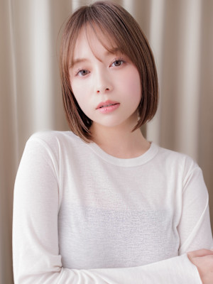 ミルクティーブロンド大人美人耳掛け前下がりボブ20代30代