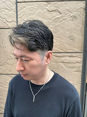 グレーヘアで見せる大人のメンズショート