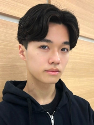 センターパート 黒髪ショート 刈り上げ ツーブロック 韓国風