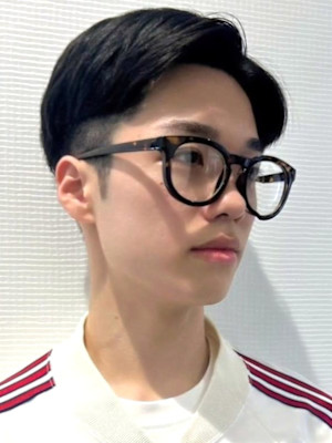 ツーブロックマッシュ センターパート 韓国風 黒髪ショート